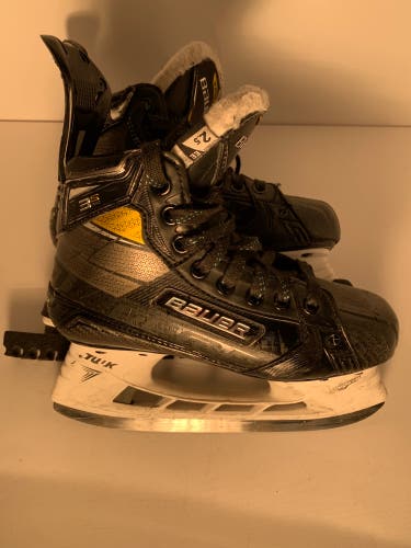Black/Yellow Bauer Supreme 3S Pro Hockey Skates Extra Wide Width Pro Stock Size 2.5 (Used)