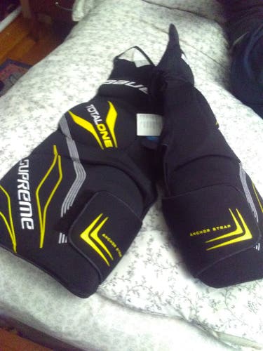 Senior Medium Bauer Supreme TotalOne Hockey Pants (New w tags)