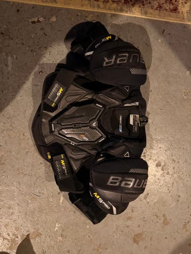 Men's Large Intermediate Bauer Supreme M5 Pro Shoulder Pads (Used)