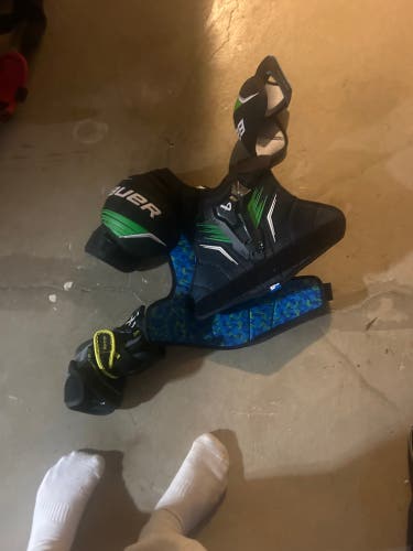 Men's Small Junior Bauer Vapor Flylite Shoulder Pads (Used)