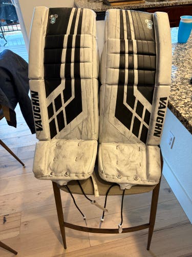 26" Vaughn Velocity VE8 Goalie Leg Pads (Used)