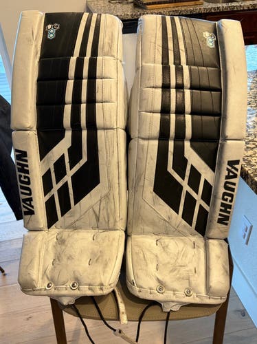 26" Vaughn Velocity VE8 Goalie Leg Pads (Used)
