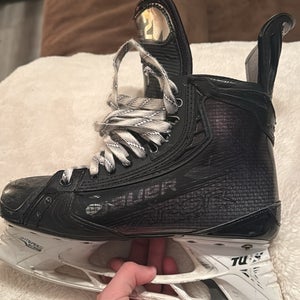 Black 2023 Bauer Vapor Hyperlite 2 Hockey Skates Regular Width Pro Stock 7 (Used)