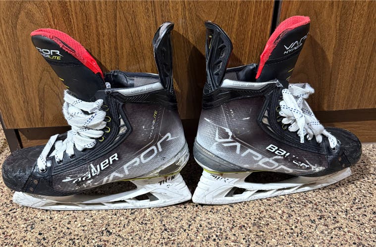2021 Bauer Vapor Hyperlite Hockey Skates 7.5 (Used)