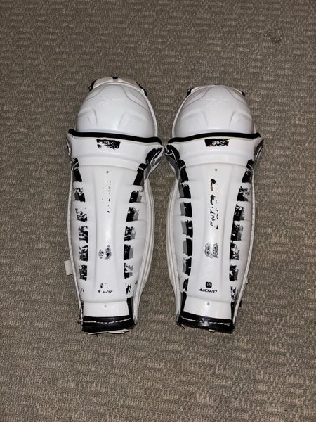 Senior CCM 21K 17" Shin Pads (Used)