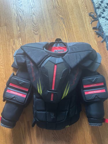 Medium Bauer Vapor Hyperlite 2 Goalie Chest Protector (Used)