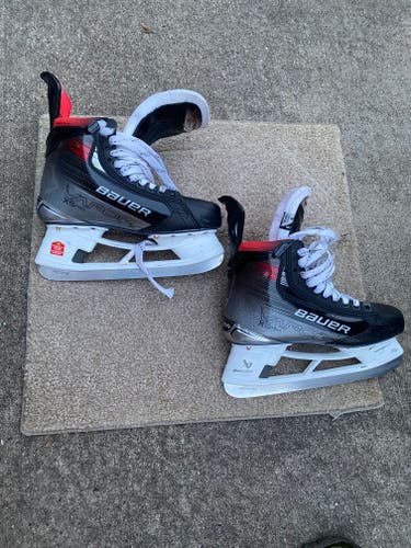2023 Bauer Vapor 5x Pro Hockey Skates Regular Width 9 (Used)