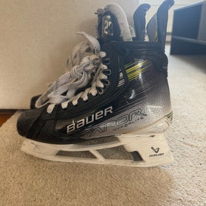 Black/Yellow 2023 Bauer Vapor Hyperlite 2 Hockey Skates Wide Width Pro Stock 9.5 (Used)