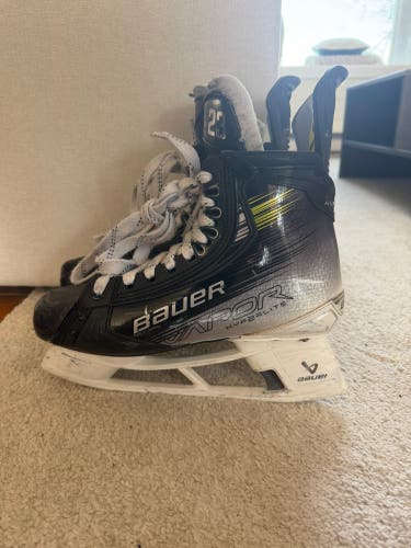 Black/Yellow 2023 Bauer Vapor Hyperlite 2 Hockey Skates Wide Width Pro Stock 9.5 (Used)