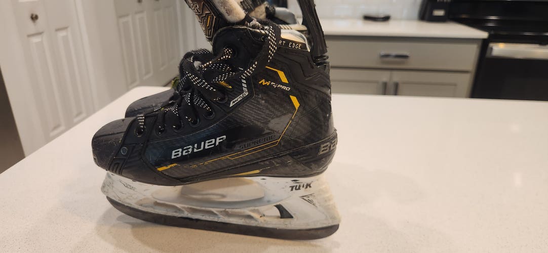 Black/Yellow 2022 Bauer Hockey Skates Regular Width Size 3 (Used)