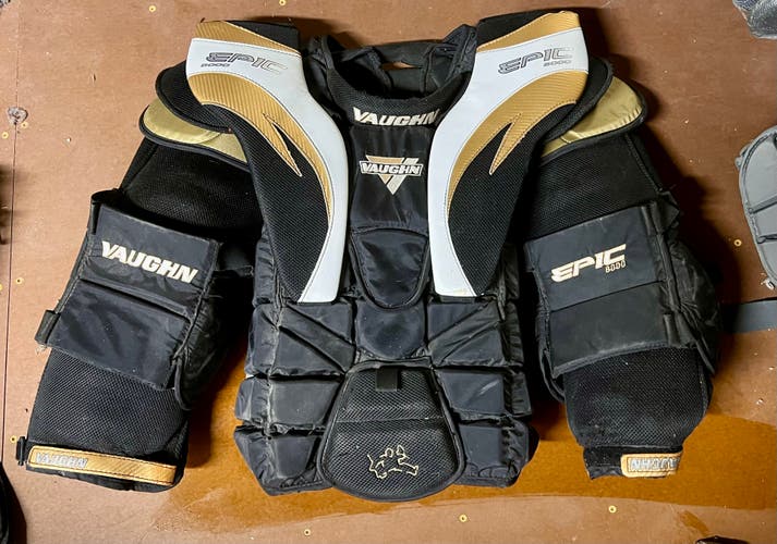Large Vaughn Epic 8000 Goalie Chest Protector (Used)