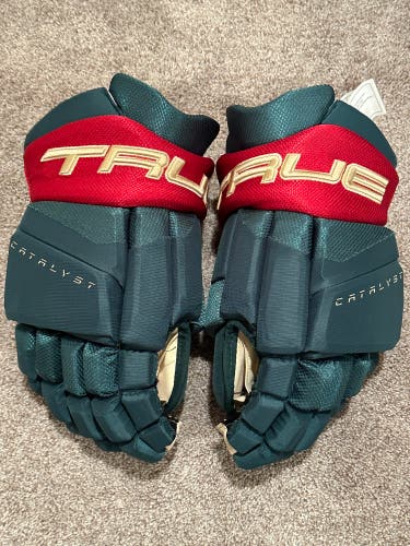 USED - True Catalyst Pro Custom Minnesota Wild Hockey Gloves