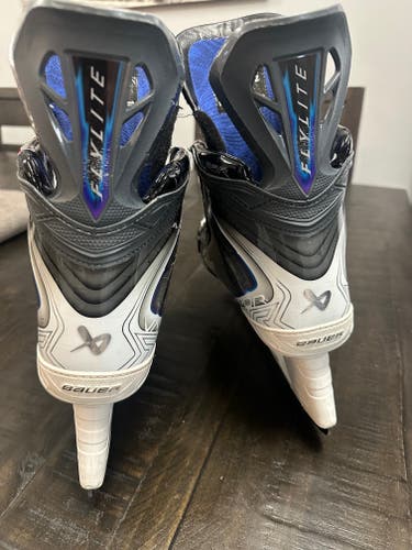 2025 Bauer Vapor Flylite Hockey Skates Regular Width 7 ( Like New - Used ony 2 months )
