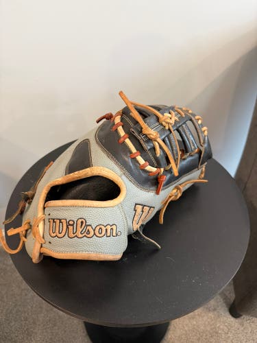 Wilson A2000 RH First Base Baseball Glove 12.5" (Used)