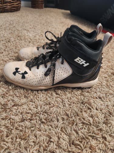 White Kid's 6.5Y (Big Kids / Youth) Under Armour Molded Cleats (Used)