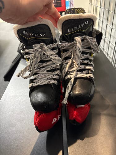 2024 Bauer Supreme M40 Hockey Skates Wide Width Size 1.5 (Used)