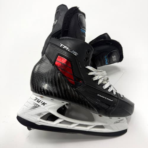 Used True SVH Pro Custom Skates | 9 Wide | Chicago Blackhawks #59 Tyler Bertuzzi | BH310