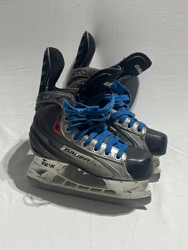 2009 Bauer Vapor X60 Hockey Skates Regular Width Size 2.5 (Used)