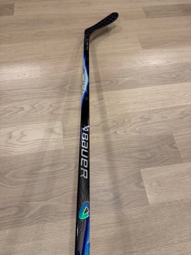 Senior Bauer Vapor Flylite Right Handed Hockey Stick P28 70 Flex (New)