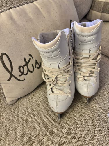 Jackson Ultima Freestyle Figure Skates B Adult 5 (Used)