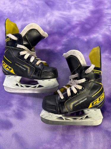 Youth CCM Super Tacks 9350 Hockey Skates Regular Width 9 (Used)