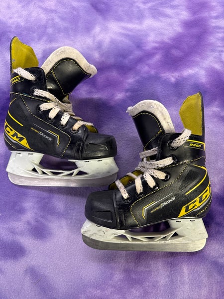 Youth CCM Super Tacks 9350 Hockey Skates Regular Width 9 (Used)