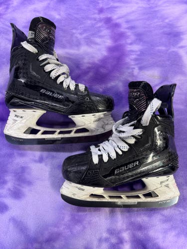 Intermediate Bauer Supreme Mach Hockey Skates Size 5.5 (Used)