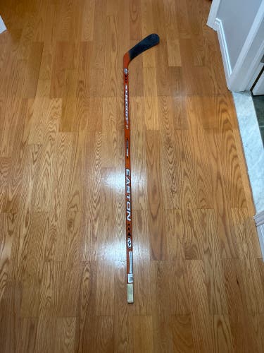 Intermediate Easton Synergy ST Right Handed Hockey Stick «Sakic» P92 65 Flex (New)