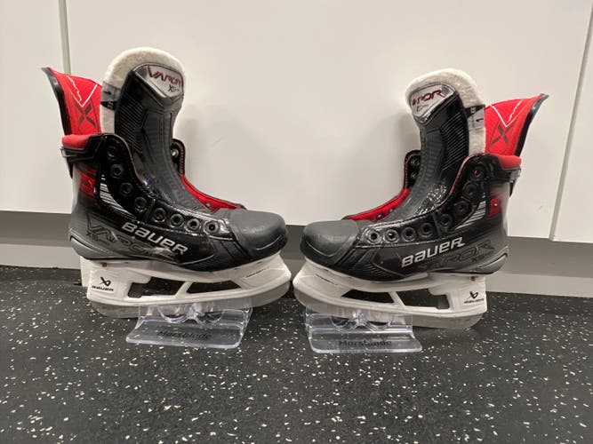 Bauer X5 pro Hockey Skates Extra Wide Width Size 1 (Used)