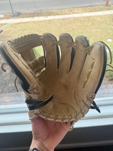 Wilson A2000 RH Infield Baseball Glove 11.5" (Used)