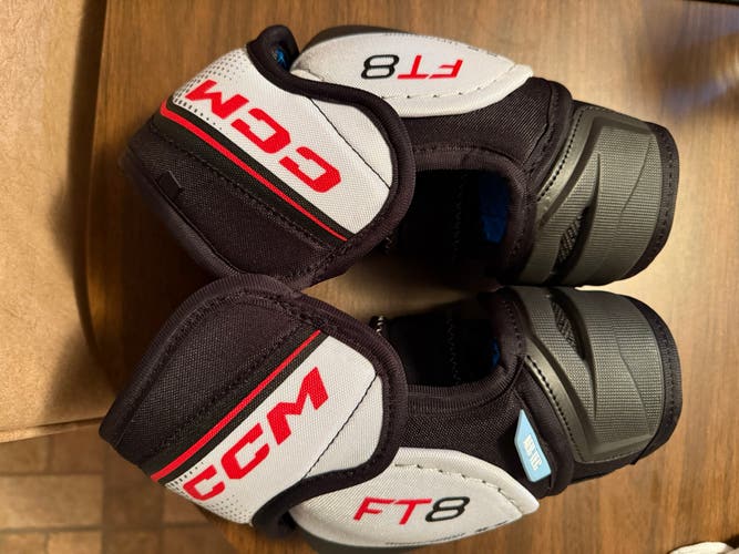 Like new Senior Medium CCM JetSpeed FT8 Elbow Pads (Used)