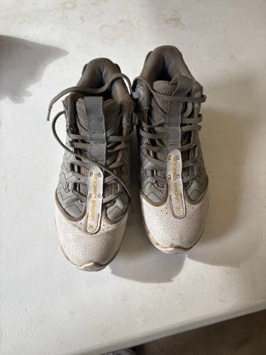 Gray Kid's 4Y (Big Kids / Youth) Youth Under Armour Harper 9 Low Top (Used)