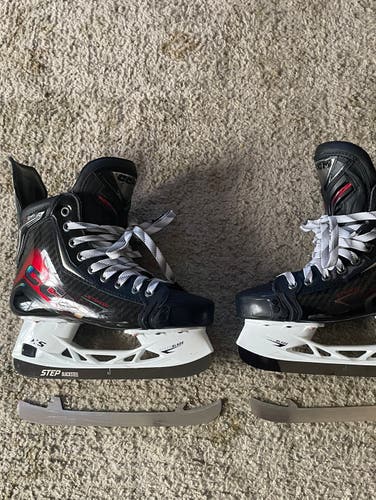 2025 CCM JetSpeed FT8 Pro Hockey Skates Tapered Fit Size 4.5 (Used)