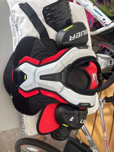 Medium Intermediate Bauer Vapor Hyperlite Shoulder Pads (Used)