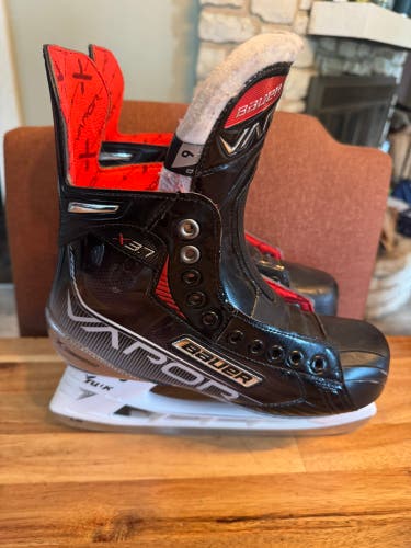 Black 2021 Bauer Vapor X3.7 Hockey Skates Regular Width 6 (New)