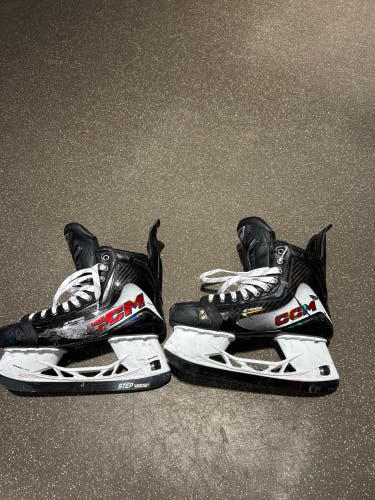 White 2025 CCM JetSpeed FT8 Pro Hockey Skates Wide Width 9 (Used)