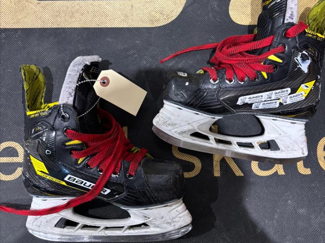 Junior Bauer Supreme M4 Hockey Skates Regular Width Size 2 (Used)
