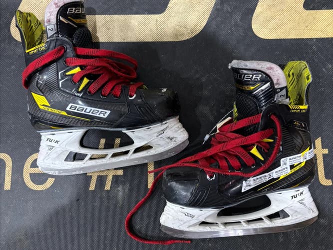 Junior Bauer Supreme M4 Hockey Skates Regular Width Size 2 (Used)