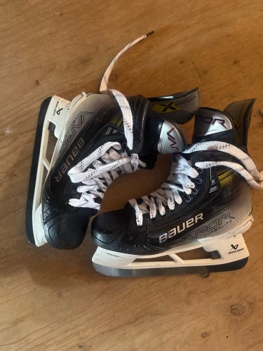 2023 Bauer Vapor Hyperlite 2 Hockey Skates Regular Width Pro Stock 8.5 (New)