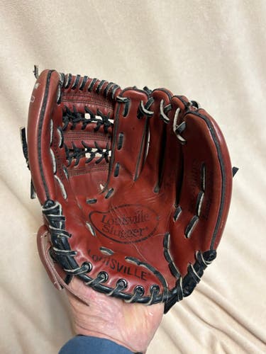 RH Louisville Slugger Pro Series Baseball Glove 11" (Used)
