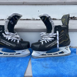 Black Bauer Supreme M4 Hockey Skates Regular Width 8 (Used)