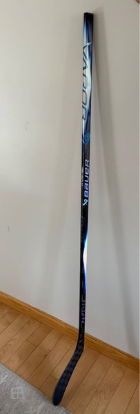 NEW Intermediate Bauer Vapor Flylite Right Handed Hockey Stick P28 65 Flex (New)