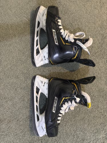 Black Bauer Supreme Ignite Pro+ Hockey Skates Regular Width 6 (Used)
