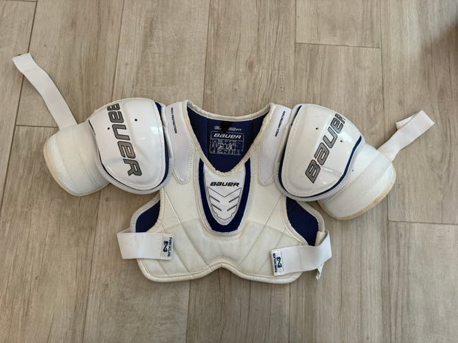 Hockey Player Shoulder Pads - BAUER NEXUS 4000