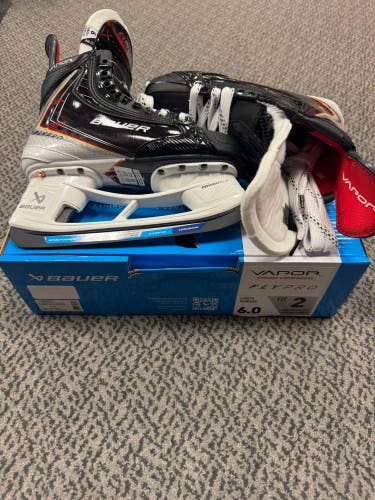 Bauer Vapor Flypro Hockey Skates 6 (New) FIT 2