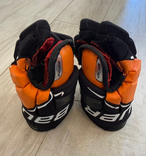 Hockey Player Gloves - Bauer Vapor