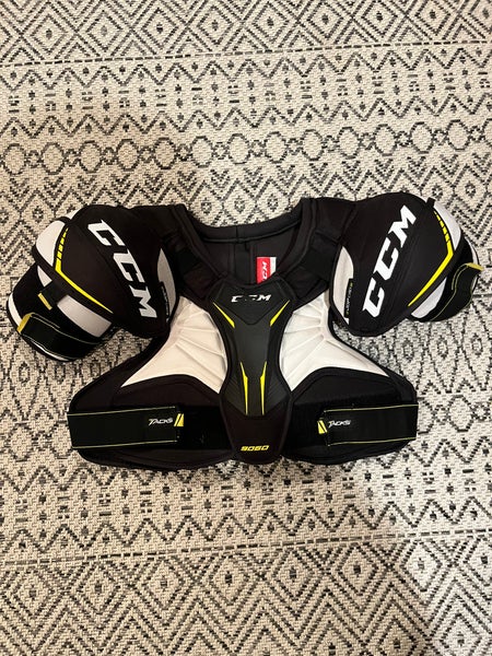 Medium Senior CCM Tacks 9060 Shoulder Pads (Used)