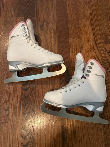 Jackson Ultima Figure Skates B Junior 6 (Used)