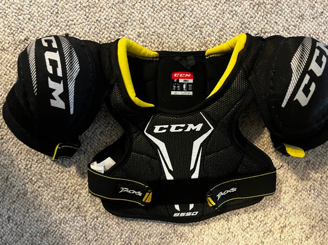 Small Junior CCM Tacks 9550 Shoulder Pads (Used)