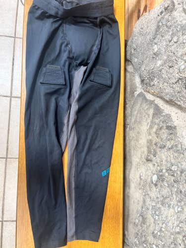 Black Medium Men's Bauer Compression (Used)